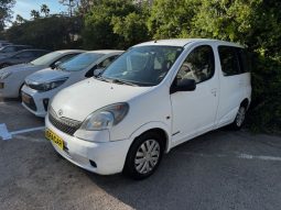 TOYOTA YARIS 2002 verso