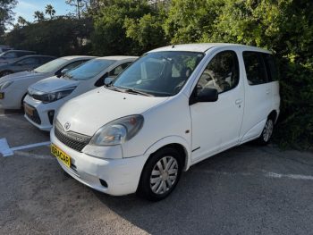 TOYOTA YARIS 2002 verso