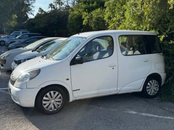 TOYOTA YARIS 2002 verso