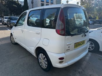 TOYOTA YARIS 2002 verso
